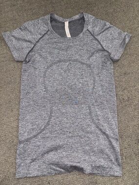 Women’s Lululemon Heather Gray Short Sleeve Performance Top